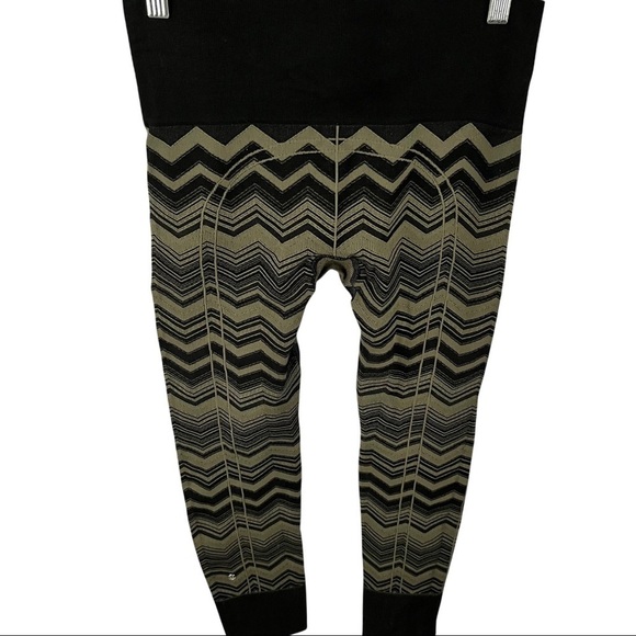 LULULEMON Ebb To Street 26" Leggings in Heathered Fatigue Chevron Green - Picture 10 of 10